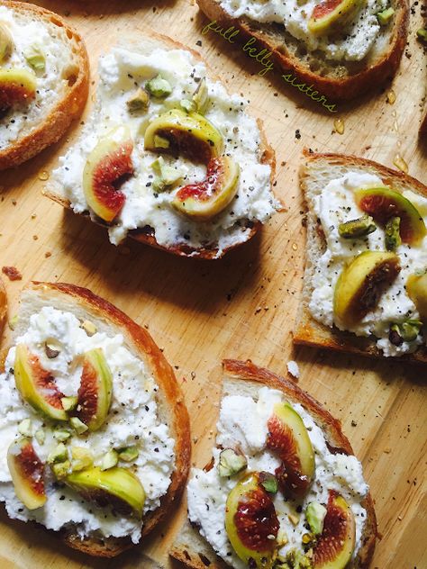 Autumn Appetizers, Fig Crostini, Fig Appetizer, Tomato Appetizers, Winter Appetizers, Nuts Recipes, Cream Tarts, Winter Brunch, Roasted Figs