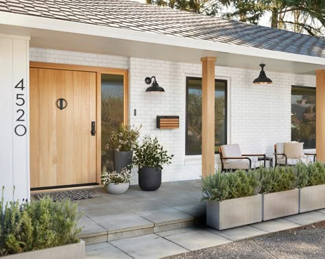 7 Splurges That Make My Budget Renovation Look High End Modern Front Porches, Front Porch Planters, Ranch House Exterior, Porch Planters, Ranch Exterior, Home Exterior Makeover, Modern Ranch, Exterior Makeover, Casa Exterior