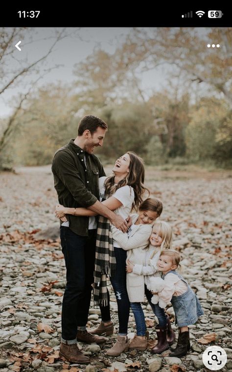 Filming Studio, Music Graphic Design, Big Family Photos, Photo Halloween, Cute Family Photos, Winter Family Photos, Art Painting Abstract, Family Photoshoot Poses, Fall Family Portraits