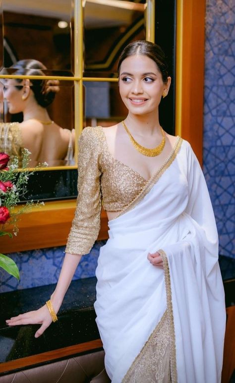 White Saree With Gold Jewellery, Off White Silk Saree, White And Gold Saree, White Saree Blouse, Red And White Saree, Rose Gold Jacket, Saree Jacket Designs, Gold Saree, Off White Saree