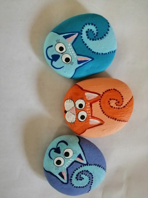 Stone Painting Cat, Rock Painting Cat, Painted Rock Cat, Cat Rock Painting, Beach Rocks Crafts, Rock Crafts Diy, Christmas Pebble Art, Garden Rock Art, Painted Rock Animals