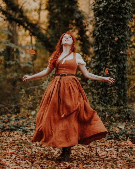 Rachel Maksy on Instagram: “Hello yes here are some photos where I wanted to soak in my last autumn in this backyard (🤯🤯🤯🤯) Aaaand also show off my new favorite dress…” Rachel Maksy Outfits, Witch Aesthetic Outfit, Fire Witch, Rachel Maksy, Autumn Cottagecore, Cottagecore Outfits, Fashion Moodboard, Cottagecore Fashion, Retro Pin Up