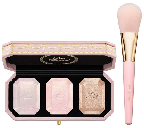 Too Faced Highlighter Diamond, Too Faced Aesthetic, Pink Makeup Brushes, Aesthetic Beauty Products, Koleksi Makeup, Alat Makeup, Expensive Makeup, Makeup Bag Essentials, Diamond Lighting