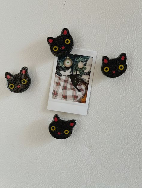 ☆ Cat Clay Magnet ☆ This handmade magnet was designed and made by Ellie Reynoso. It’s a great choice to adorn your fridge or metal cabinets! We have four options: Black Cat Tux Cat Gray Cat Ginger Cat Being handmade, it’s one of a kind so there are slight variations. single magnet $15 Pack of three $ 35 if you want a pack of three, you can choosing which ones by writing it in the personalized section :) Materials • Hand molded from clay • Glazed Cat Air Dry Clay Ideas, Air Dry Clay Projects Magnets, Homemade Clay Gift Ideas, Clay Flower Magnets, Clay Cat Magnets, Clay Cat Magnet, Handmade Clay Coasters, Cat Clay Magnet, Polymer Clay Gifts Diy