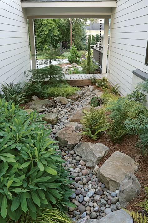 5 Inspiring Naturalistic Dry Creek-Bed Designs - FineGardening Dry Creek Bed Landscape, River Bed Landscaping Ideas, Dry River Bed Landscaping, River Bed Landscaping, Bed Landscaping Ideas, Dry Riverbed Landscaping, Dry River Bed, Dry Stream, River Rock Garden