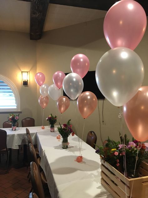 Balloon Bouquet Table Centerpiece, Table Ballons Decoration, Small Balloon Arrangements, Ballon Centerpieces Simple, Small Balloon Centerpieces, Small Balloon Bouquet, Lunch Table Decor, French Riviera Party, Birthday Bunny Theme