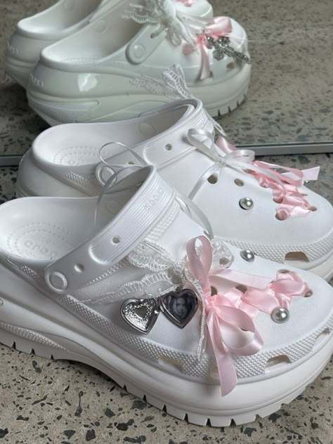 Crocs With Laces, Crocs With Ribbon, Croc Shoes Outfit, Lace Diy Clothes, Xiaohongshu Crocs, Cute Croc Ideas, Croc Inspo Charms, Crocs Inspo Charms, Shoes With Ribbon Laces