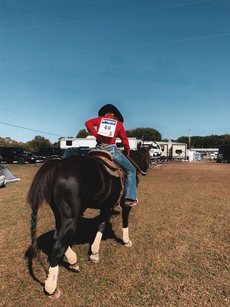 Cowgirl Rodeo Outfits Barrel Racing, Western Riding Outfit, Barrel Racer Aesthetic, Barrel Racing Aesthetic, Barrel Racing Photos, Barrel Racing Photography, Barrel Racing Outfits, Rodeo Pics, Rodeo Aesthetic