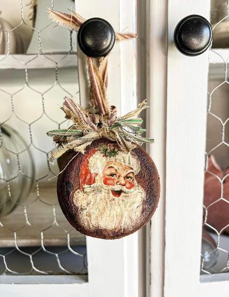 Diy Christmas Deco, Primitive Ornaments, Primitive Christmas Decorating, Christmas Diy Wood, Repurposed Decor, Christmas Santas, Vintage Christmas Crafts, Santa Crafts, Holiday Crafts Diy