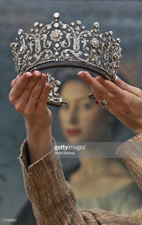 A jewellery specialist from Christie's holds the 'Poltimore Tiara' in front of a… Princess Margaret Wedding, Poltimore Tiara, Prinses Margaret, Era Victoria, Royal Crowns, Royal Tiaras, Princess Margaret, Royal Jewels, Wedding Tiara