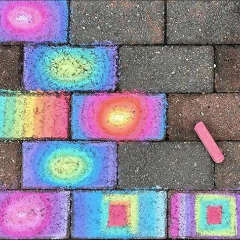 Chalk day Chalk Drawing Ideas, Street Chalk Art, Fun Chalk Art, Doodle Challenge, Side Walk, Chalk Ideas, Chalk Design, Sidewalk Chalk Art, Sidewalk Art