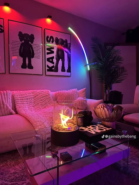 Apartment Terrace Decorating, Graphic Living Room, Baddie House Decor Living Room, Futuristic Apartment Decor, Esthetic House Decor, Cool Apartment Wall Decor, Cute Living Room Inspiration, Aura Apartment Decor, Bachelorette Living Room Ideas