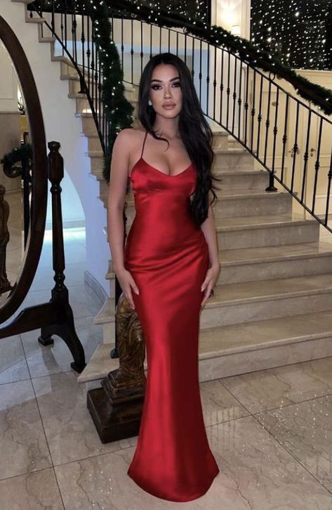 Wine Red Dresses Long, Gala Dresses Classy, Red Gala Dresses, Red Semi Formal Dress, Prom Dress Tight, Rich Party, Red Wine Dress, Wine Red Dress, Seductive Dress