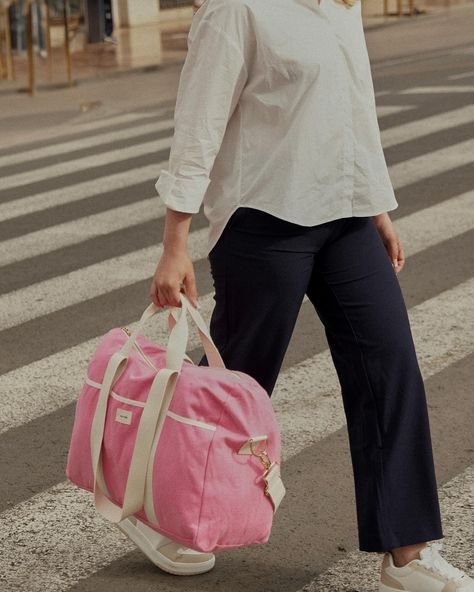 Les essentiels du printemps 🌷 Pour le printemps nos accessoires s’habillent de fleurs et de couleurs lumineuses. Un sac week-end 72h, vos trousses de beauté préférées et une banane. L’essentiel pour une escapade en amoureux ou en famille, le temps d’un week-end ensoleillé 🌞 Circuit Court, Sac Week End, Week End, Porter, Pouch, Tote Bag, Couture, Sewing, Quick Saves