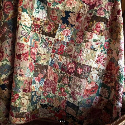 L’uccello Vintage Floral Quilt - L'uccello Large Scale Floral Fabric, Hexie Quilts Patterns, Watercolor Quilt, Simple Quilt, Vintage Quilts Patterns, Patchwork Inspiration, Floral Fabrics, Vintage Floral Fabric, Rose Quilt