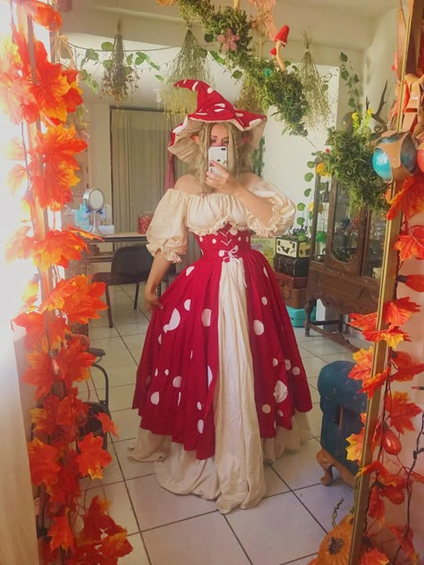 Ren Fest Mushroom, Renfair Costume Ideas, Glow Wave Aesthetic Outfit, Mushroom Dress Fairy, Mushroom Renn Faire, Witch Fairy Costume, Mushroom Witch Cosplay, Mushroomcore Aesthetic Outfits, Amanita Mushroom Costume