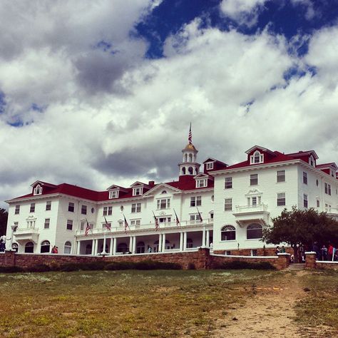 America's Most Haunted Houses | POPSUGAR Home The Stanley Hotel Haunted, Spooky Buildings, Shining Hotel, Haunted Houses In America, Haunted House Stories, Stanley Hotel, The Stanley Hotel, Haunted Hotels, Scary Haunted House