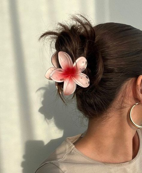 Hair Clips Aesthetic, Hawaiian Flower Hair, Hawaiian Hairstyles, Preppy Hairstyles, Dunner Wordend Haar, Clip Hairstyles, 2024 Design, Floral Hair, Flower Hair Clips