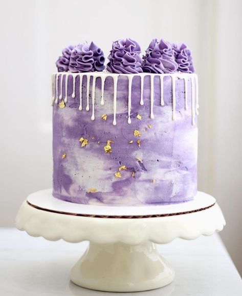 Purple Icing Cake, Small Purple Cake, Pastel Purple Cake Aesthetic, Purple Birthday Cake Aesthetic, Purple Cake Simple, Shades Of Purple Cake, Light Purple Birthday Cake, Purple Birthday Cake For Women, Birthday Cake Aesthetic Purple