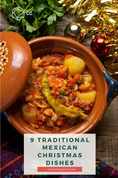 Take a look at the feast of delicacies that make of every Mexican Christmas celebration a unique party like no other in the world. Mexican Christmas Eve Dinner Ideas, Christmas Appetizers Mexican, Mexican Food For Christmas Dinner, Authentic Mexican Christmas Food, Mexican Theme Christmas Party, Christmas Dinner Mexican, Traditional Mexican Christmas Dinner, Mexican Christmas Dishes, Mexican Holiday Food