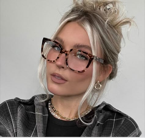 Designer Prescription Glasses, Classy Glasses, Glasses Inspiration, Cute Glasses, Fashion Eye Glasses, Prescription Glasses Online, Designer Glasses, New Glasses, Optical Glasses