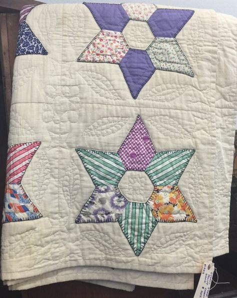 Vintage quilt spotted at a local antique mall, photo by Katy Quilts Vintage Quilts 1930s, 1930s Quilts, Quilt Decor, Grandmother Quilt, Vintage Applique, Vintage Quilts Patterns, Quilts Vintage, Silk Quilt, Quilts Decor