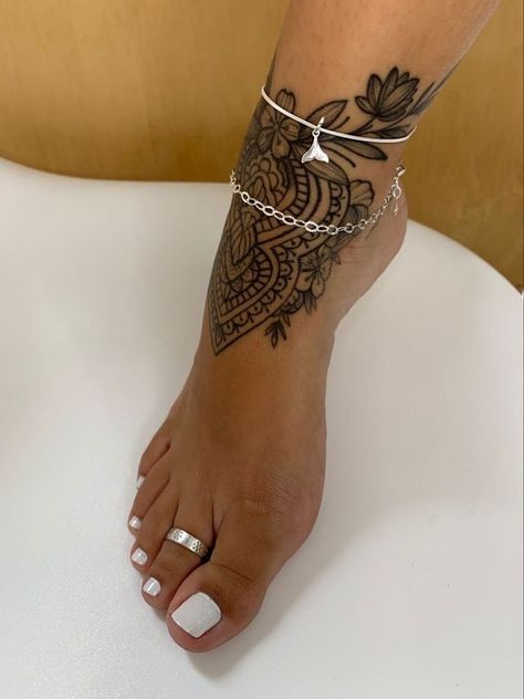 Tattoo Ideas Black, Cute Foot Tattoos, Ankle Tattoos For Women, Anklet Tattoos, Snakebites, Foot Tattoos For Women, Muster Tattoos, Black Girls With Tattoos, Inspiration Tattoos