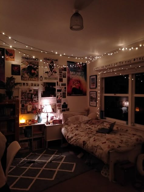 Room Ideas For Dark Rooms, Cottagecore Cozy Bedroom, Room Inspo Lights, 80's Room, Dream Bedroom Inspiration, Chill Room, Cosy Room, Room Redesign, Redecorate Bedroom