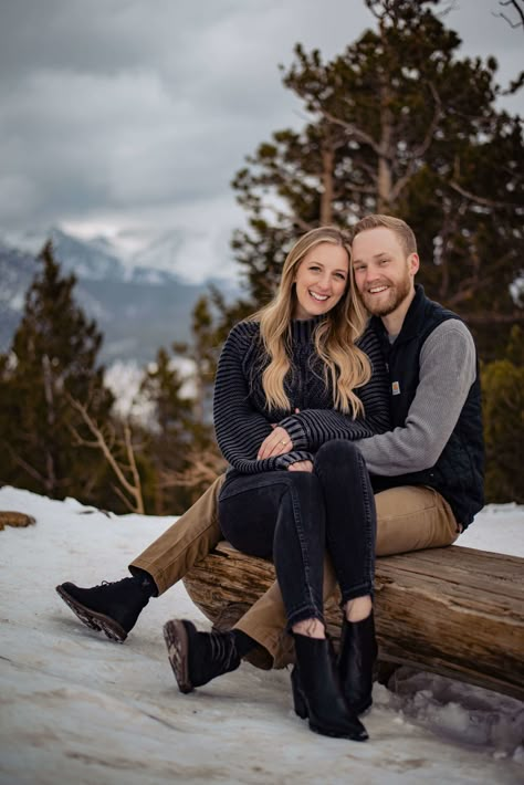 Winter Engagement Photo Outfit Ideas, Cold Weather Engagement Photo Outfits, Winter Snow Engagement Photos, Winter Save The Date Pictures, Winter Couples Photoshoot Outfits, Engagement Pictures Outfits Winter, Snow Engagement Photos Outfits, Winter Couple Pictures Outfits, November Engagement Pictures Outfit