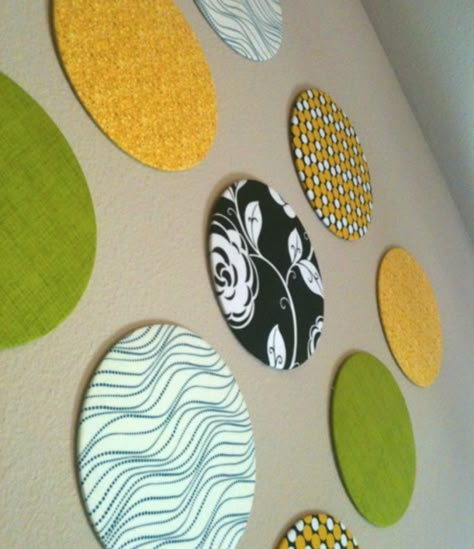 DIY Fabric Wall Dots :: Hometalk Circle Cardboard Crafts, Round Cardboard Crafts, Easy Wall Decoration Ideas With Paper, Fabric Circles, Circle Scrapbook, Homemade Wall Decorations, Circle Wall Decor, Cardboard Cake, Cuadros Diy