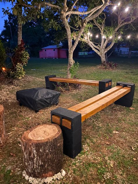 Diy Bench Outdoor, Diy Backyard Landscaping, Backyard Diy Projects, Patio Decorating Ideas, Garden Yard Ideas, Outdoor Decor Backyard, Yard Design, Fire Pit Backyard, Backyard Makeover