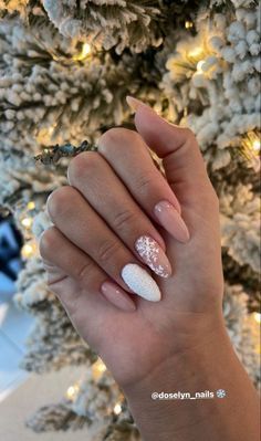 Winter Oval Nail Designs, Holiday Nails For Work, Oval Nails For Christmas, Short Oval Nails Acrylic Christmas, Oval Christmas Nails Design, Classy Nails Christmas, Nails Oval Christmas, Winter Oval Acrylic Nails, Oval Nails Christmas