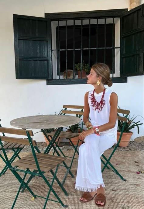 Parisian Vacation Style, Marrakech Style Outfits, City Chic Outfits Summer, Sardinia Fashion, Colorful Minimalist Fashion, Marrakech Outfit Style, Lululemon 2023, Outfit Verano 2023, Beach Bar Outfit