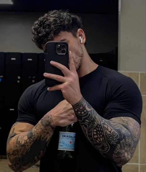 Tatted Men, Zestaw Ikon, Gentleman Aesthetic, Estilo Fitness, Gym Guys, Corte De Cabelo Masculino, Aesthetic Tattoo, The Perfect Guy, Aesthetic Guys