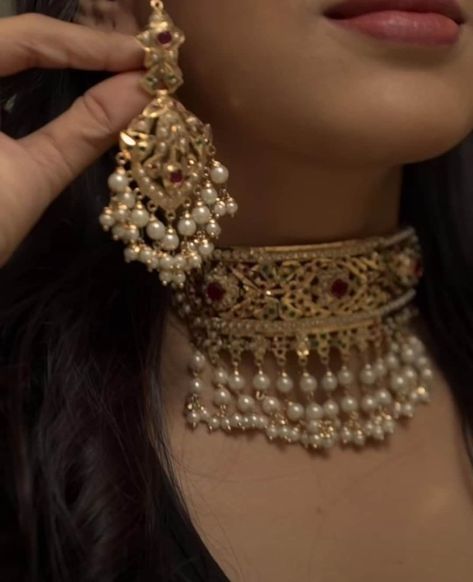 Lightweight and so versatile!  Gold plated  Repolishable Jewellery  Next to real jewelry   Unique item. The picture does not do justice to the actual item. Statement jewelry. Gold plating comes as standard.  Please see additional photos to appreciate the beauty of the set. Gold Pakistani Jewellery, Pakistani Choker Necklace, Hyderabadi Jewelry Choker, Handmade Indian Jewelry, Hyderabadi Jewelry Jadau, Golden Jewelry Indian, Bride With Gold Jewellery, Pakistani Jewelry Simple, Pakistani Jewelry Sets