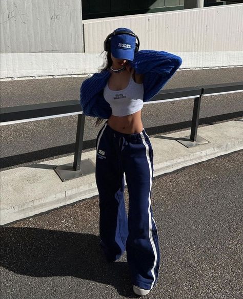 Streetwear Women Outfits, Rok Midi, 00s Mode, Sandal Tali, Fashion 90s, Outfits Streetwear, Looks Party, Looks Street Style, Streetwear Style