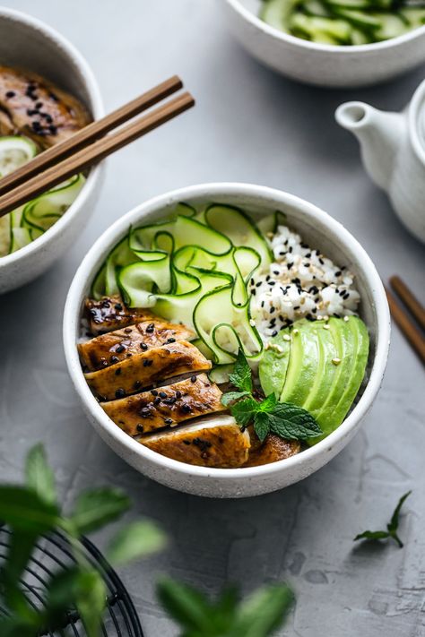 Teriyaki chicken bowl - pollo teriyaki con riso, avocado e insalata di cetrioli - La Petite Xuyen #HealthTips #Healthy #Delicious #Nutritious #Ideas #Body #Your #Meal #and #Nourish Sushi Bowl Chicken, Poke Bowl Chicken, Chicken Sushi Bowl, Pollo Bowl, Chicken Avocado Bowl, Healthy Food Bowls, Healthy Rice Bowl, Chicken Poke Bowl, Aesthetic Bowls