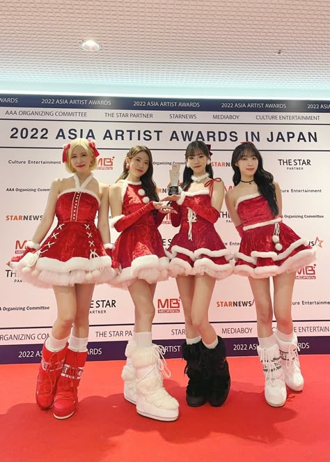 Korean Christmas Outfit, Bff Matching Outfits, Christmas Poses, Christmas Stage, Xmas Outfit, Bff Matching, Asia Artist Awards, Outfit Kpop, Christmas Dress Women