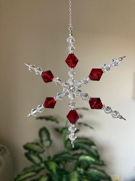 Beaded Ornaments Diy, Beaded Snowflakes Ornament, Beaded Christmas Decorations, Beaded Snowflake, Beaded Snowflakes, Beaded Christmas Ornaments, Christmas Bead, Beaded Crafts, Christmas Ornament Crafts