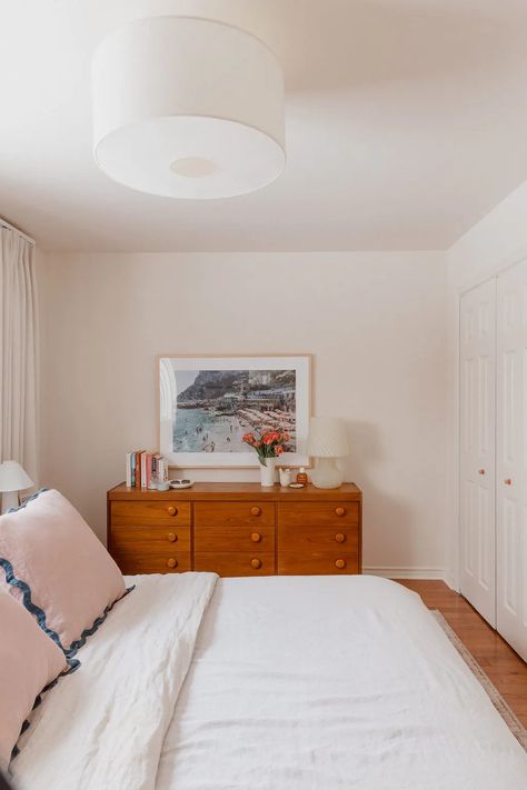 Mcm Guest Room, Colorful Simple Bedroom, Dimity Farrow And Ball Bedroom, Dimity Bedroom, Simple Colorful Bedroom, Beachy Airbnb, Simple Eclectic Home, Eclectic Minimalist Bedroom, Simple Apartment Bedroom