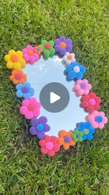 Foam Flower Mirror, Fun Mirror Ideas, Clay Mirror Frame, Mirror Flower Decor, Mirror Frame Painting Ideas, Clay Flower Mirror, Flower Mirror Diy, Flower Mirror Frame, Clay Mirror