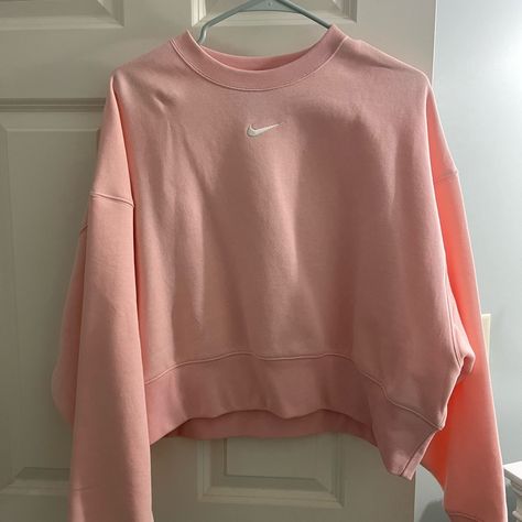 Brand New Never Worn Before Size Xs Pink Crewneck Outfit, Pink Nike Crewneck, Pink Nike Sweatshirt, Sweaters Nike, Pink Sweatshirts, Pink Cropped Hoodie, Light Pink Hoodie, Nike Light, Pink Clothes