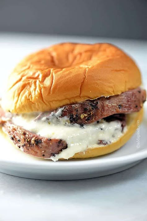 Beef Tenderloin Sliders, Filet Mignon Sliders, Tenderloin Sliders, Sliders Easy, Beef Tenderloin Recipes, Slider Sandwiches, Beef Filet, Tenderloin Recipes, Slider Recipes