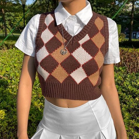 Streetwear Preppy Style vintage brown croptop Mode Indie, Sweater Vest Outfit, Brown Outfits, Argyle Sweater Vest, Vest Outfit, Brown Fits, Sweater Vests, Grunge Look, Brown Outfit