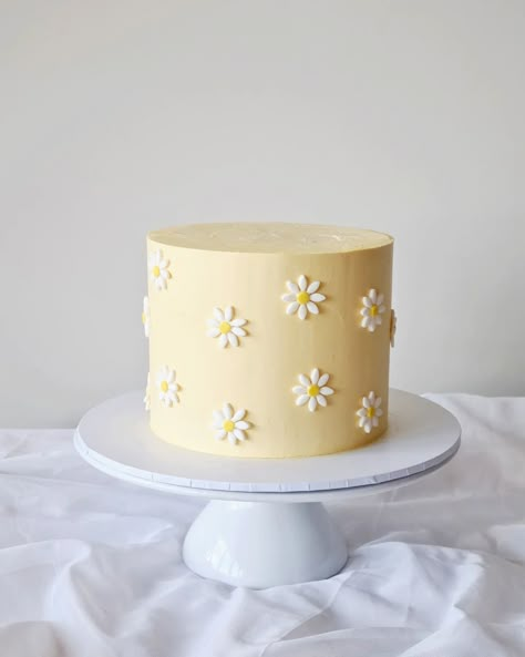 Boho Daisy Cake🌼 #daisycakes #daisyflowercake #floralcakes #bohochiccake #bohoinspired #bohodaisycake #bohodaisy #girlsbirthdaycakes #girlycakes #fondantdaisies #tarneit #truganina #mambourin #rockbank #carolinesprings #taylorslake #manorlakes #pointcookcakes #pointcook #sanctuarylakes Daisy Theme Smash Cake, Yellow Birthday Ideas, Fondant Daisy Cake, Birthday Cake Daisy Flower, Daisy Cookie Cake, Daisy First Birthday Theme Food, Daisy Theme Cake Smash, White Cake Pink Flowers, You Are My Sunshine Smash Cake