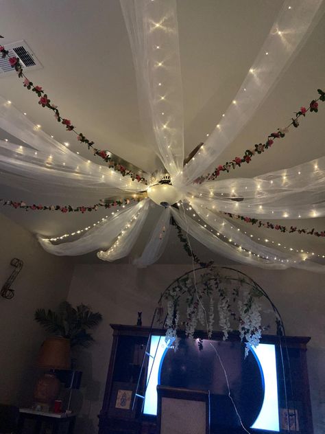 Ceiling Decor Ideas Bedrooms, Fairy Lights Celling, Things Hanging From Ceiling Bedrooms, Witchy Ceiling Decor, Tapestry Ceiling Ideas, How To Decorate Ceiling, Cute Ceiling Decor, Dorm Ceiling Decor, Tapestry Ceiling Hanging