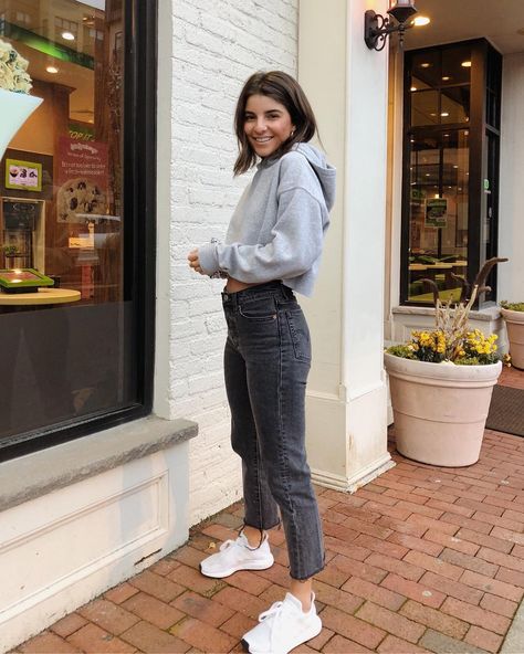 Viviane Audi on Instagram: “Simple, comfy outfits are my favorite 🖤 . . . . . Everything is linked! #vivianewears Shop my daily looks by following me on the…” Vivian Audi, Viviane Audi, Mode Shoes, Teenage Outfits, Mom Jeans Outfit, Study Style, Ford Gt, Jeans Outfit, Mode Inspo