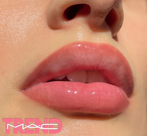 Mac Lipglass Clear, Wet Lip Look, Makeup Looks 90s, 90s Makeup Looks, Trending Makeup Looks, Looks 90s, 90s Makeup Look, Trending Makeup, Angel Makeup