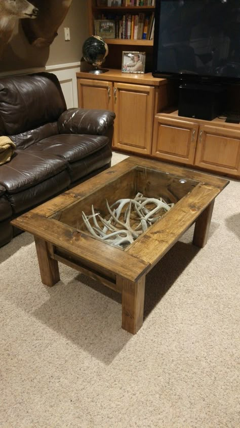 Antler Decorations, Deer Hunting Decor, Antler Ideas, Deer Antler Decor, Antlers Decor, Table Woodworking, Basic Woodworking, Hunting Room, Rustic Woodworking