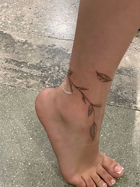 Carcase Iphone, Tato Minimal, Ankle Tattoos For Women, Foot Tattoos For Women, Small Pretty Tattoos, Leg Tattoos Women, Thigh Tattoos Women, Classy Tattoos, Cute Tattoos For Women